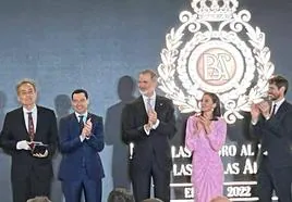 Pedro Cano (i) junto a Juanma Moreno, los Reyes de España y el ministro Ernest Urtasun.