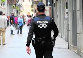 Un agente de la Policía Local de Murcia, en una imagen de archivo.