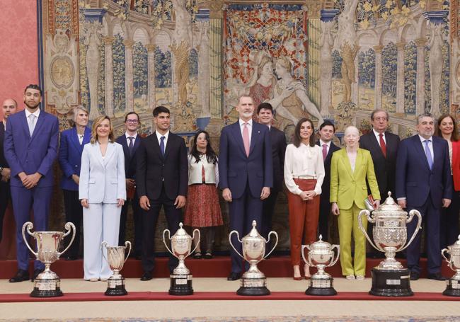 Foto de familia de los premiados.