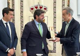 El alcalde, López Miras y Pedro Cano, en Blanca este jueves tras regresar del acto con los Reyes en Cádiz.