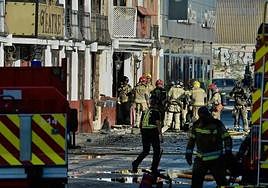 Actuación de los bomberos tras el incendio en las discotecas de Teatre.