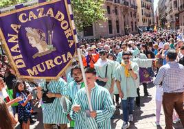 Desfile de sardineros por la plaza de Santo Domingo de Murcia, el año pasado.