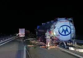 Los dos camiones implicados en el accidente en la A-33.