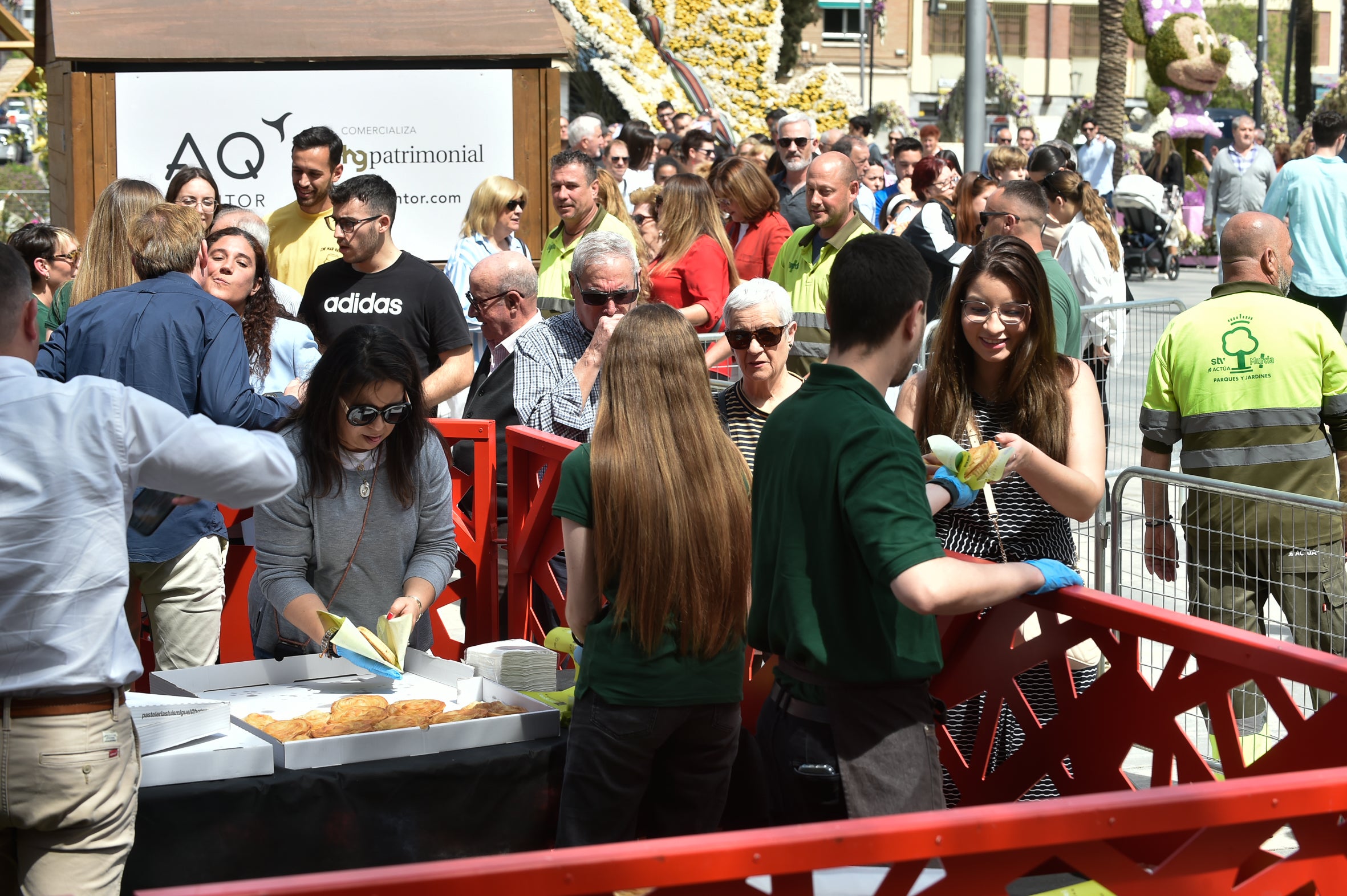 El reparto de pasteles de carne en la Circular, en imágenes