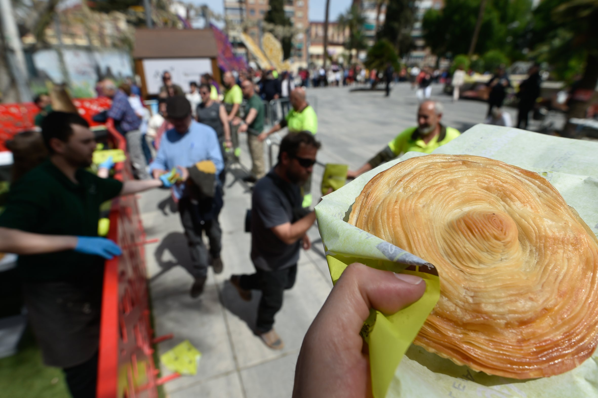 El reparto de pasteles de carne en la Circular, en imágenes
