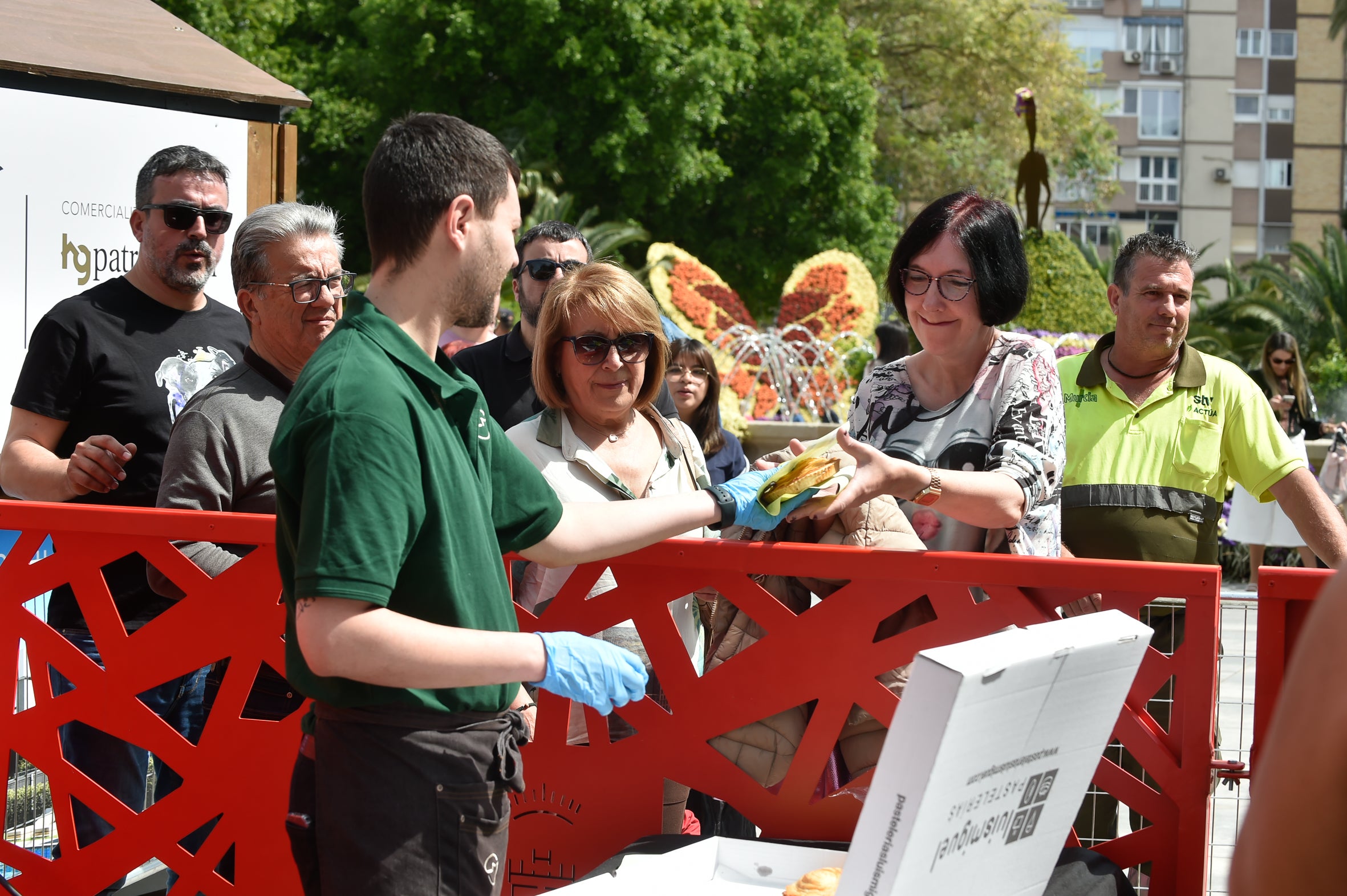 El reparto de pasteles de carne en la Circular, en imágenes