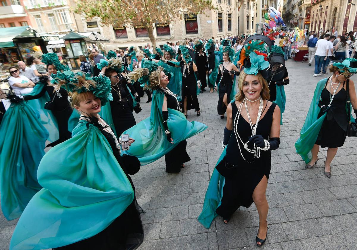 Las Viudas de la Sardina, este viernes por la tarde, en un pasacalles por el centro de Murcia.