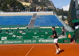 Carlos Alcaraz entrena en las instalaciones de Montecarlo, este viernes.