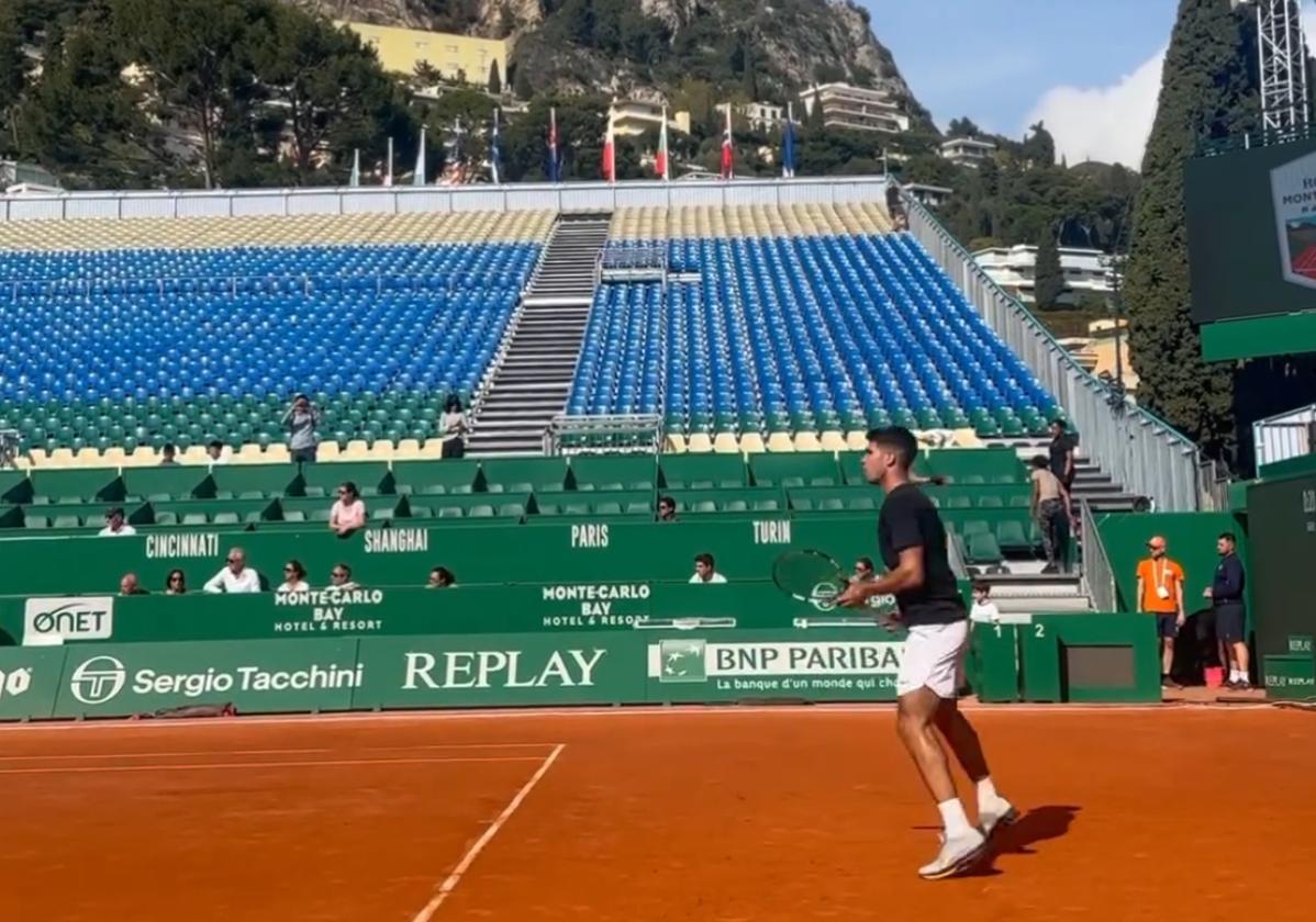 Carlos Alcaraz entrena en las instalaciones de Montecarlo, este viernes.