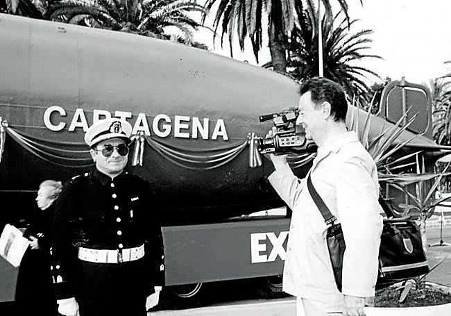 Haciendo un reportaje con su cámara, en una foto de AS.