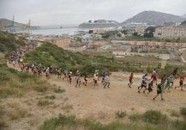 Numerosos participantes de la Ruta de las Fortalezas del pasado año 2023 encaran una de las subidas, aún muy agrupados al ser en los primeros kilómetros de la carrera.