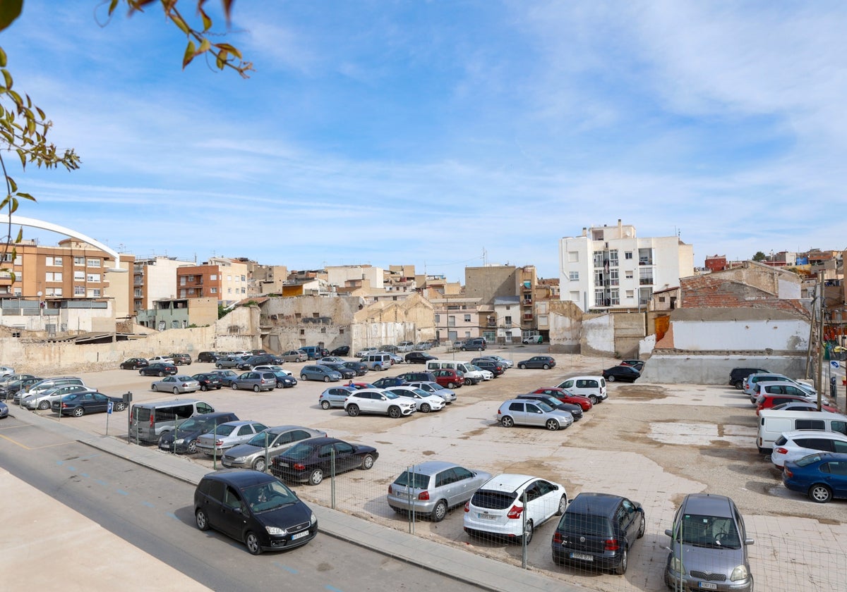Solar del barrio de San Cristóbal donde se construirá el centro de salud y bloques de viviendas.