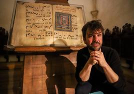 Jorge Losana, junto a un libro coral que alberga el Museo de la Catedral de Murcia.