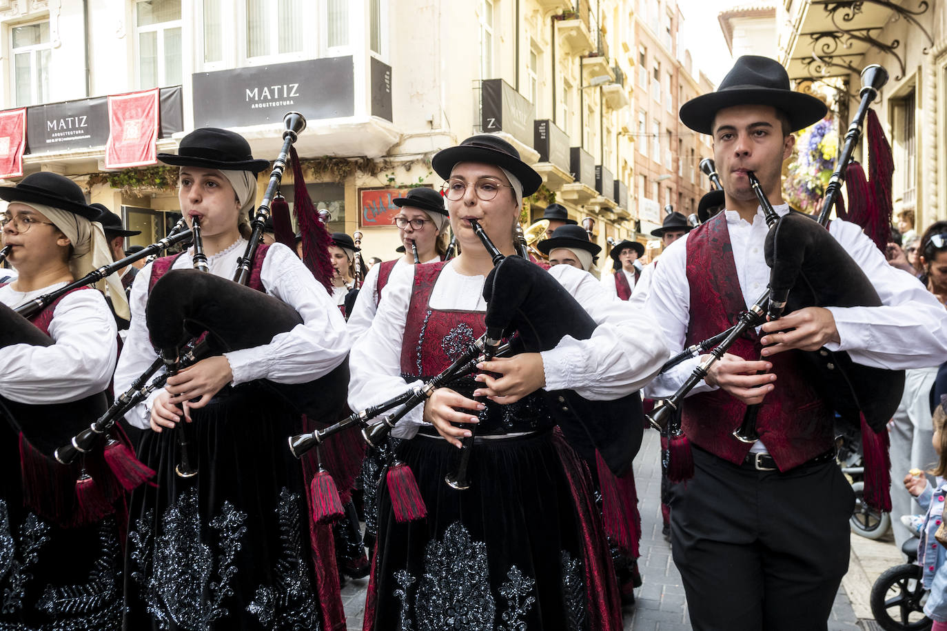 El pasacalles y desfile de Doña Sardina, en imágenes