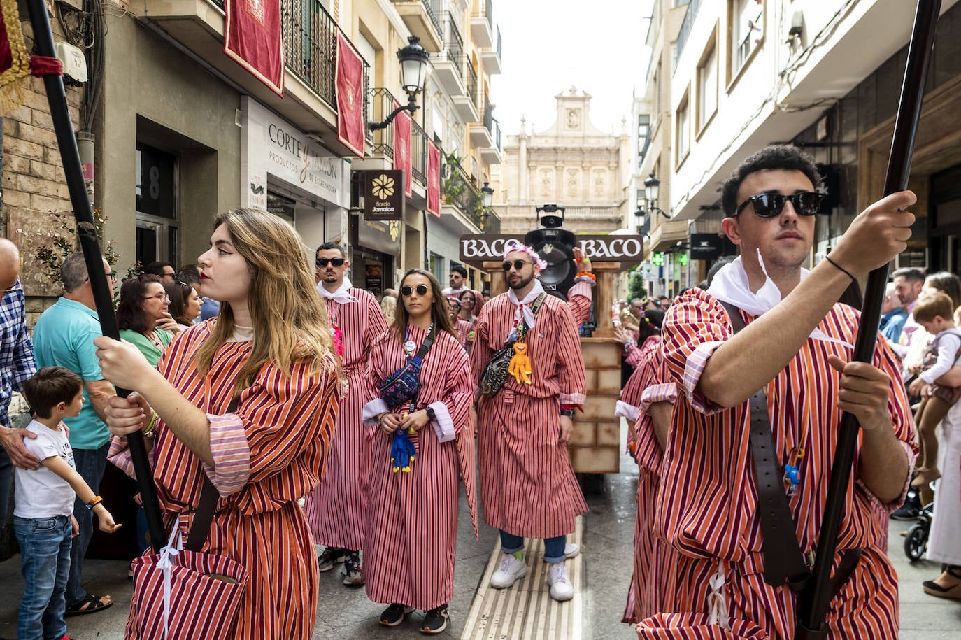 El pasacalles y desfile de Doña Sardina, en imágenes