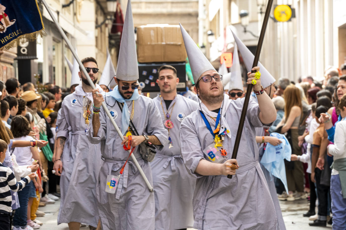 El pasacalles y desfile de Doña Sardina, en imágenes