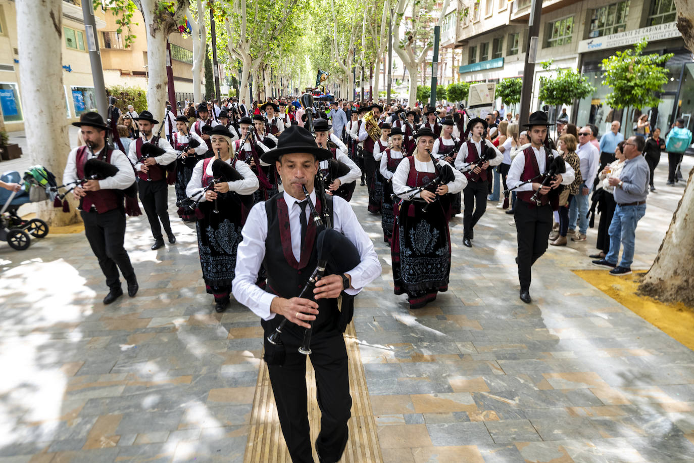 El pasacalles y desfile de Doña Sardina, en imágenes