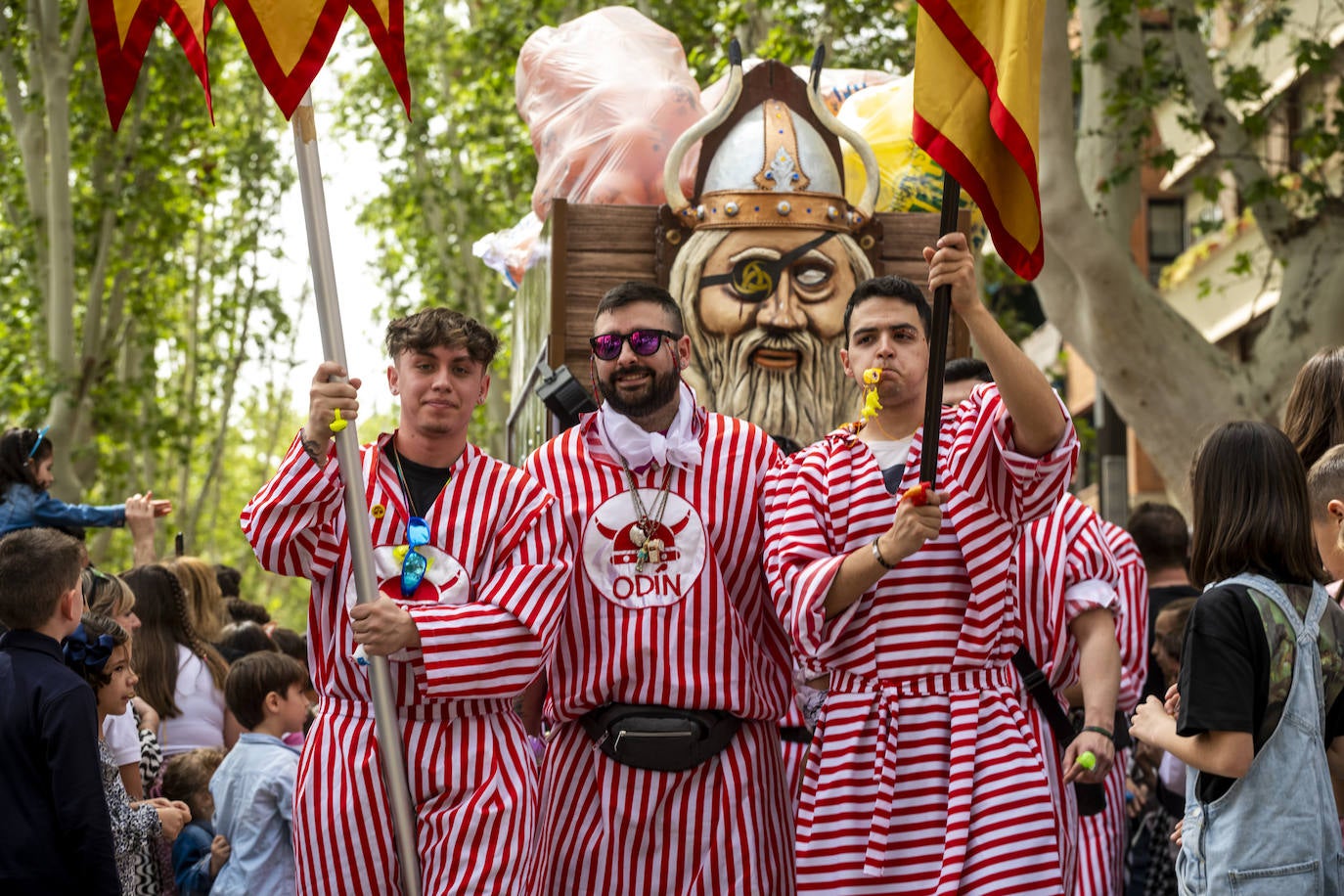 El pasacalles y desfile de Doña Sardina, en imágenes