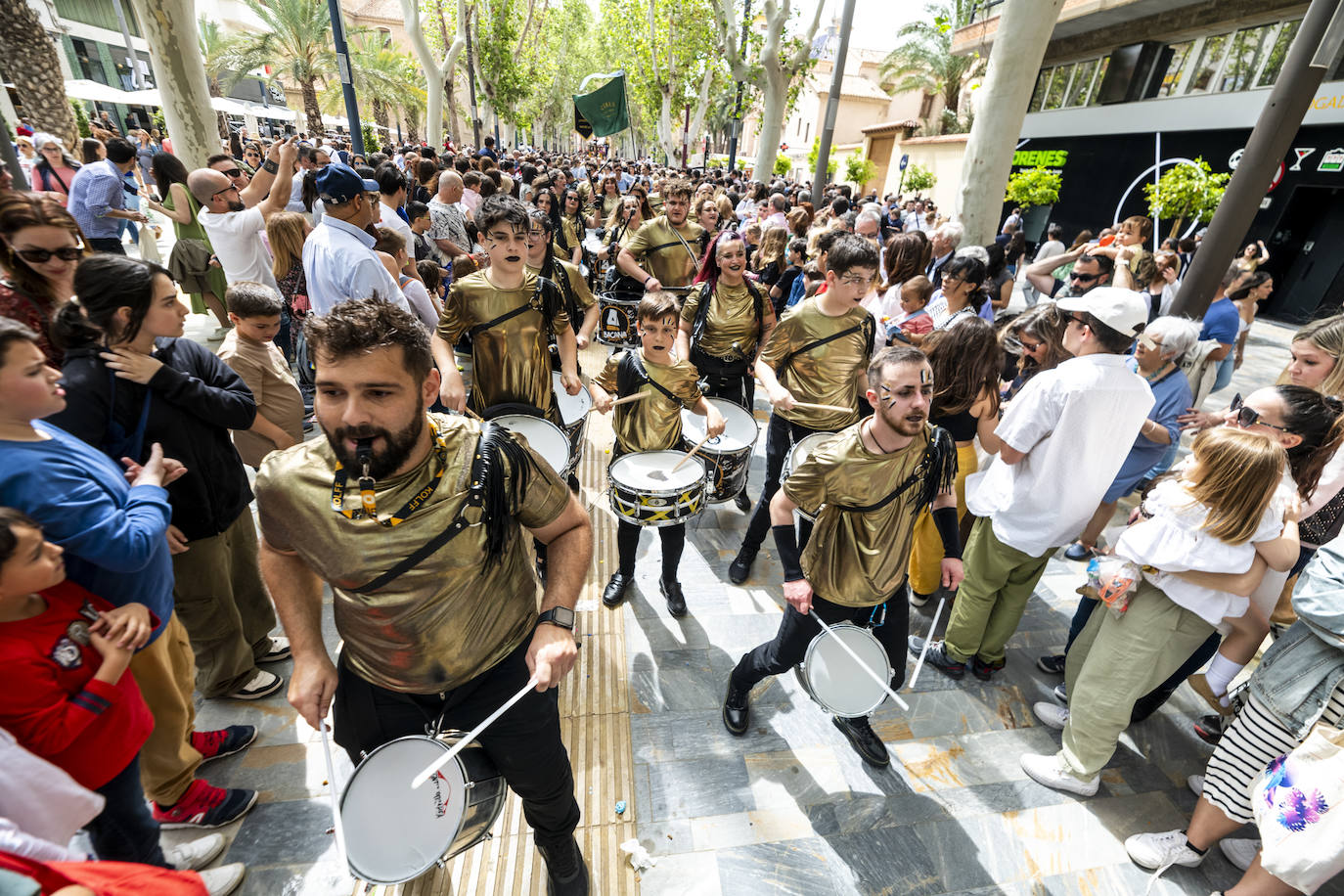 El pasacalles y desfile de Doña Sardina, en imágenes