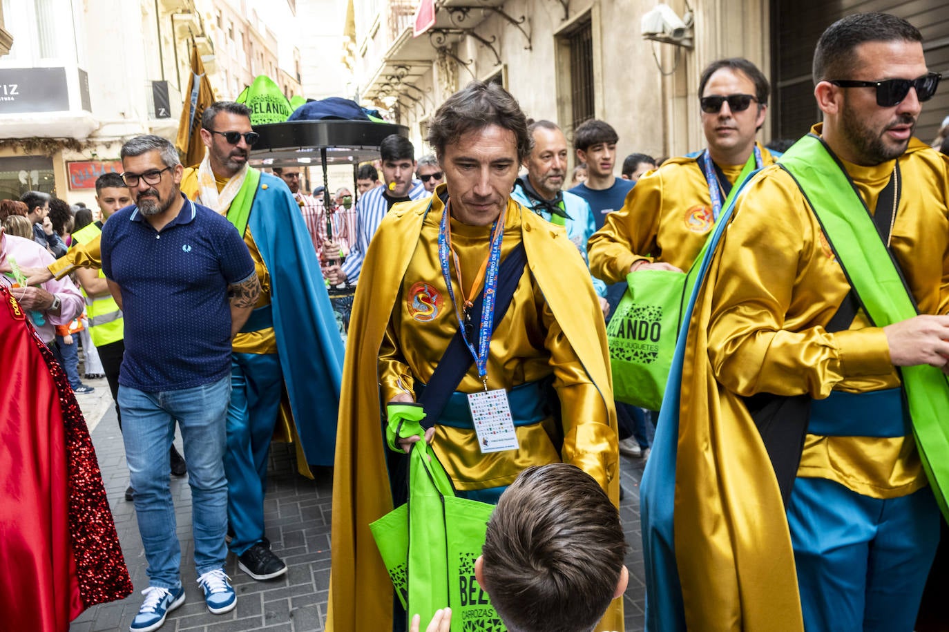 El pasacalles y desfile de Doña Sardina, en imágenes