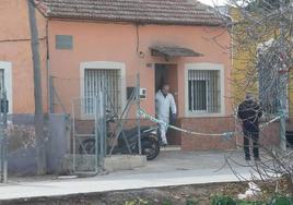 Investigadores de la Policía Judicial de la Guardia Civil en el lugar del crimen.
