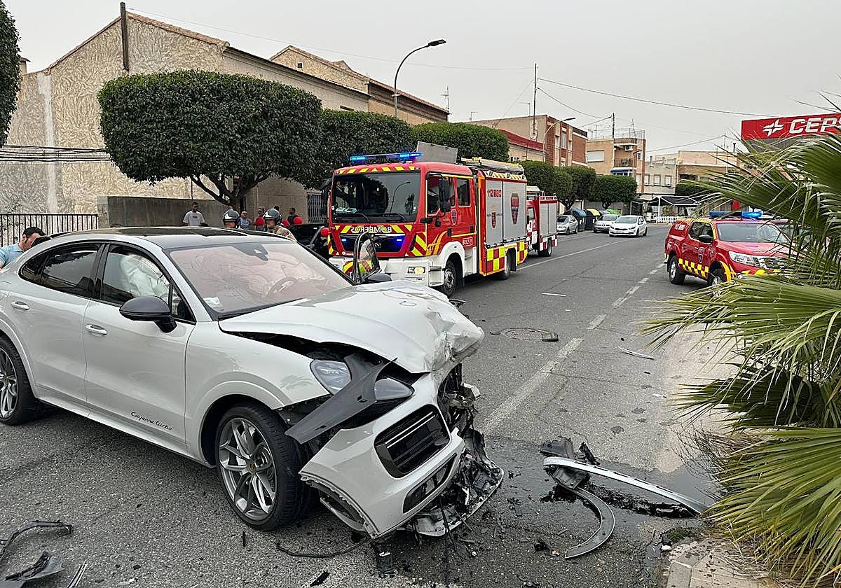 Estado de uno de los vehículos tras el accidente.
