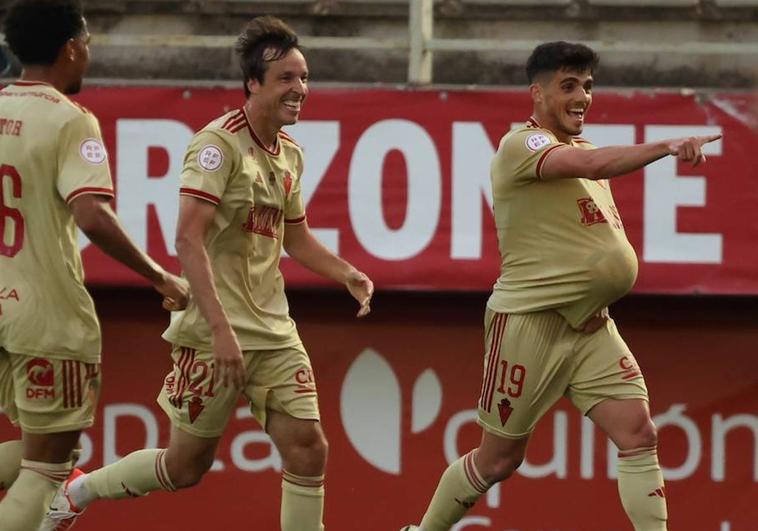 Juanmi Carrión celebra el gol que le dio la victoria al Real Murcia acompañado de Rofino y Tomás Pina.