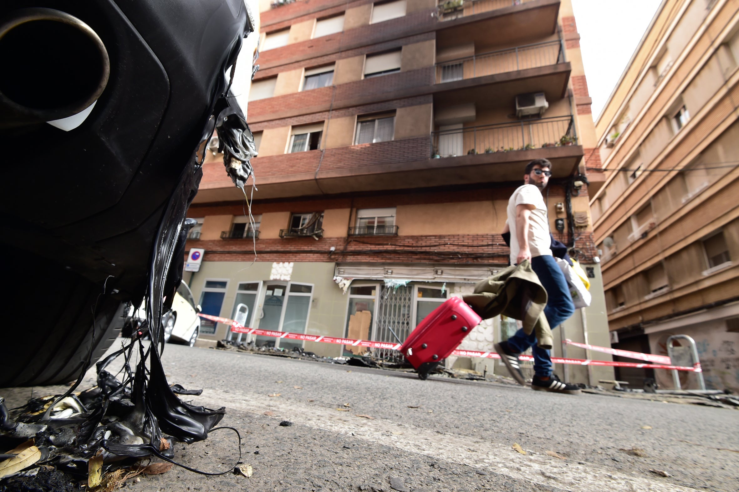 El incendio de unos contenedores en Murcia daña un edificio y varios coches