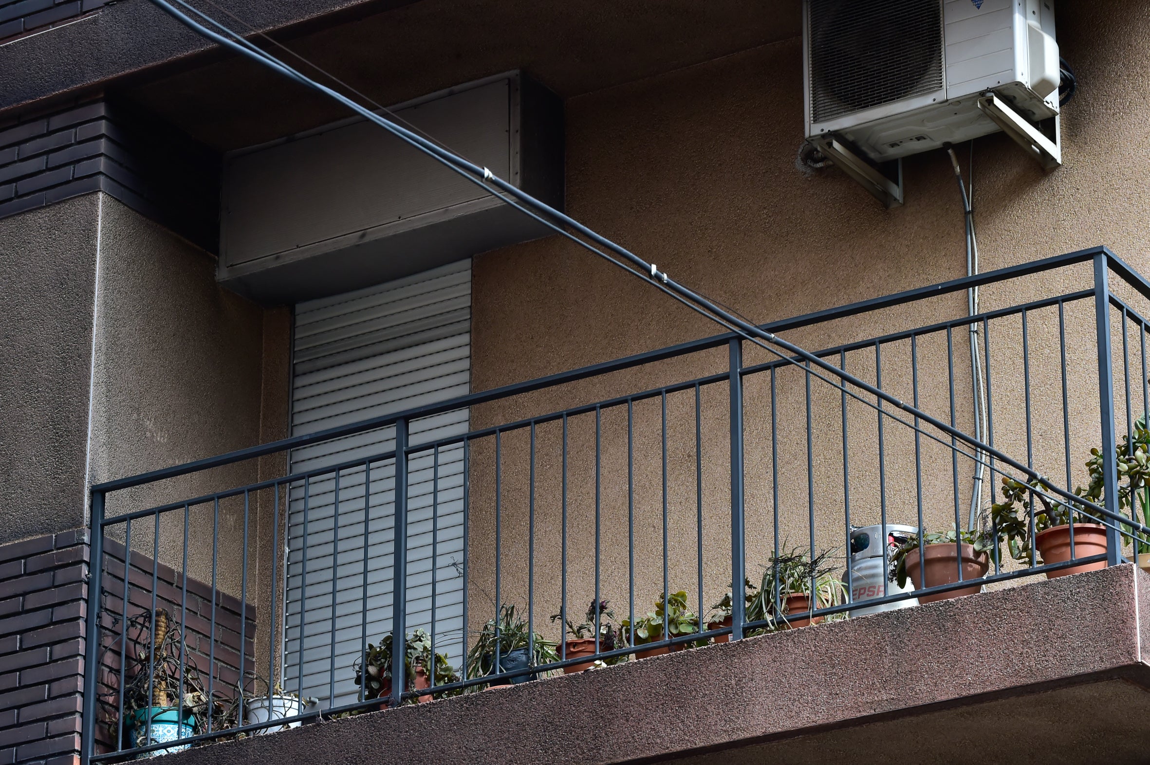 El incendio de unos contenedores en Murcia daña un edificio y varios coches