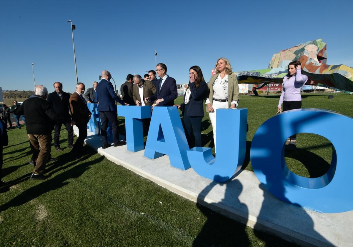 Acto de homenaje al Trasvase Tajo-Segura por sus 45 años de funcionamiento, el pasado miércoles en la rotonda de Ikea de Murcia.