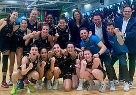 Jugadoras y técnicos celebran el triunfo del Hozono Jairis, ayer.