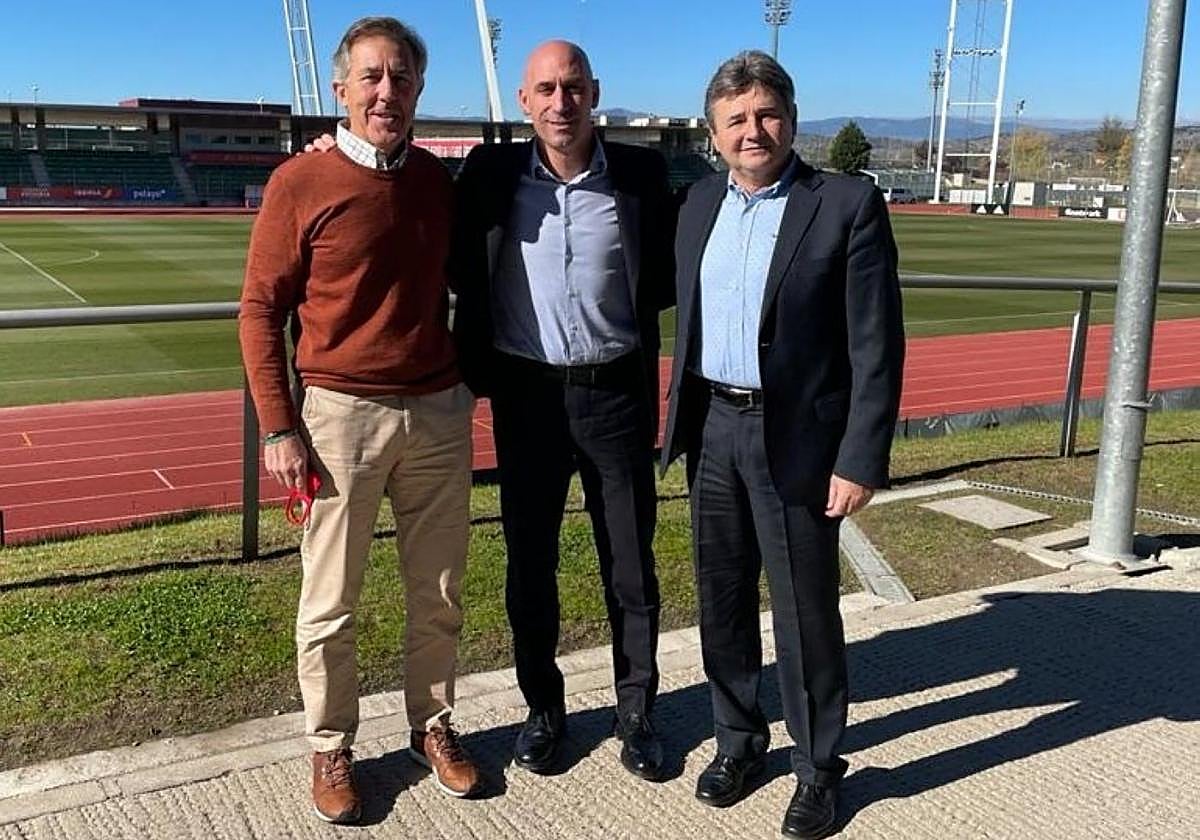 José Miguel Monje Carrillo y Luis Rubiales, en la Ciudad del Fútbol de Las Rozas, junto al expresidente del Real Murcia, Agustín Ramos, el 18 de noviembre de 2021.