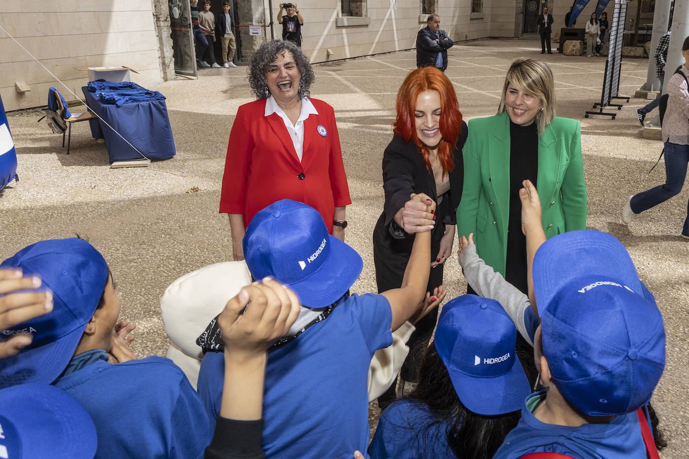 La primera astronautra española, Sara García, visita la UPCT