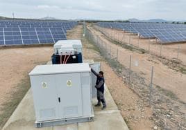 Un operario, en una planta de energía solar fotovoltaica situada en el municipio de Yecla, en una imagen de archivo.