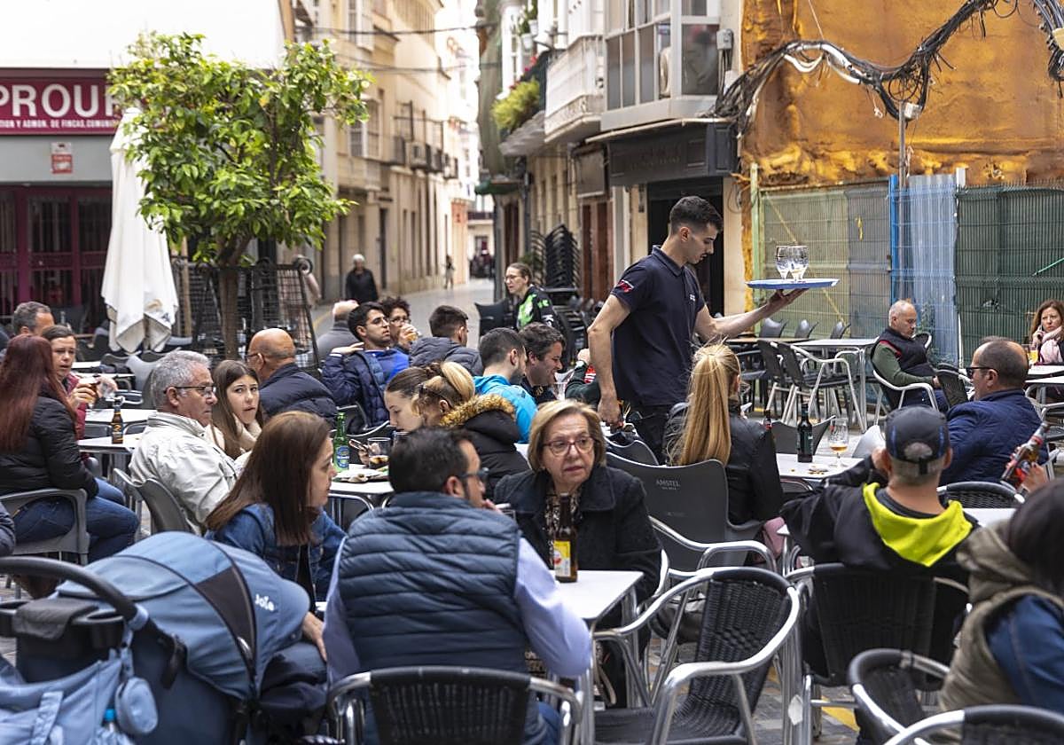 Un camarero con una bandeja atiende las mesas instaladas en la terraza de un bar del casco antiguo, esta pasada Semana Santa.