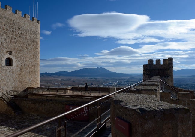 Dos de los torreones almenados de la fortaleza de Jumilla.