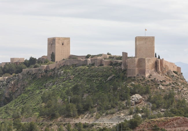 Castillo de Lorca, con las torres Alfonsina (i) y del Espolón.