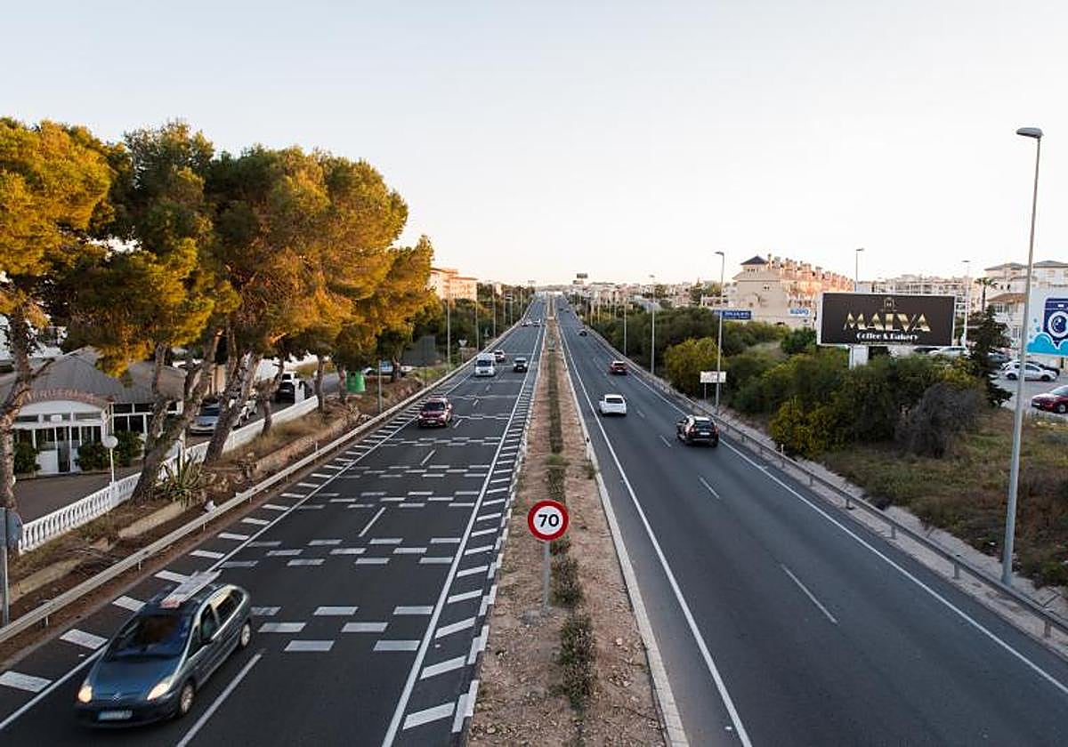 La N-332 a su paso por Orihuela Costa y con soportes publicitarios en sus márgenes.