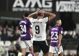 Alfredo Ortuño se lamenta tras desperdiciar una buena ocasión ante el Valladolid.