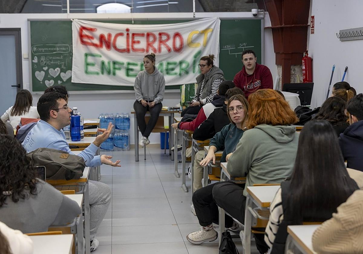 Encierro de una representación de alumnos a finales de enero en Antiguones.