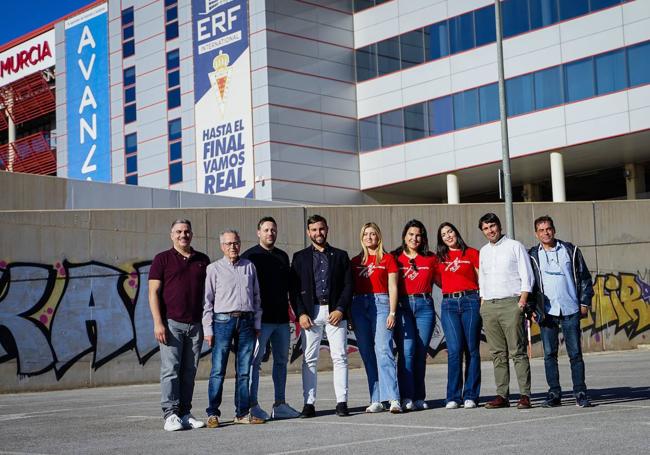 Integrantes de Triple M Artists y el jurado del concurso, en la zona donde se realizará el mural.