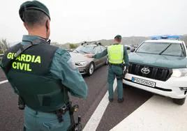 Dos agentes de la Guardia Civil, en una foto de archivo.