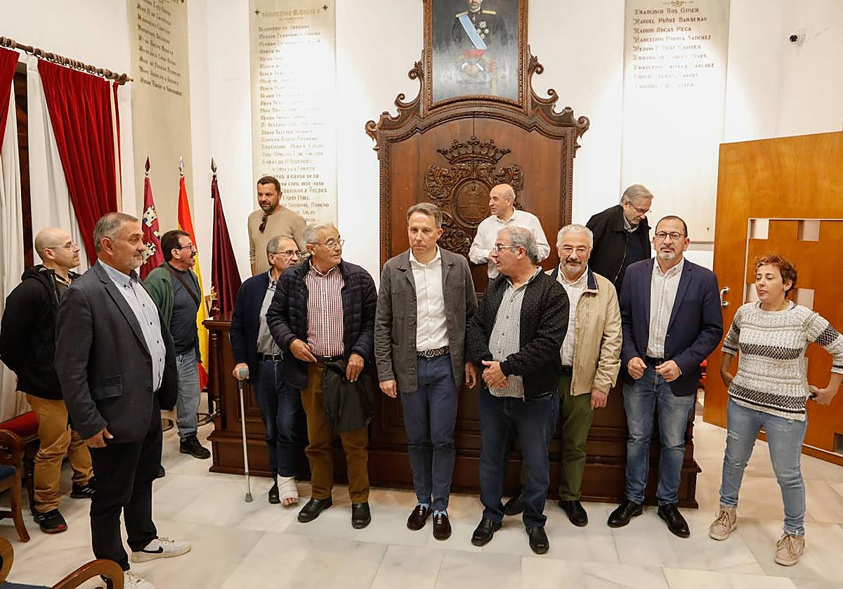 Gil y miembros de la plataforma de afectados por Adif del Guadalentín.