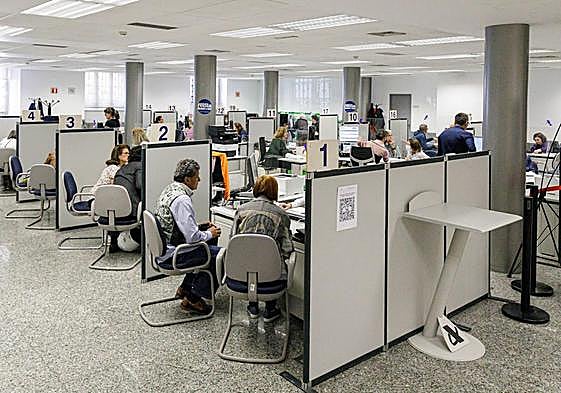 Varios contribuyentes acuden a la Agencia Tributaria para presentar la Declaración de la Renta, en una imagen de archivo.