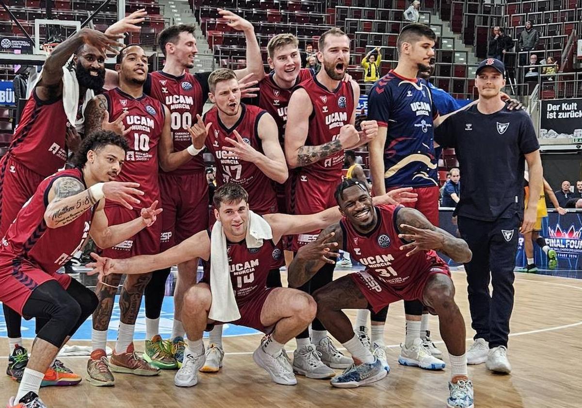 Los jugadores del UCAM celebrando en la pista su pase a la 'final four' de la Champions, en Luisburgo.