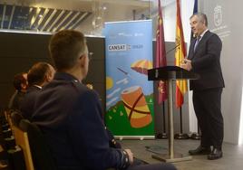 El consejero de Medio Ambiente, Juan Maria Vázquez, presenta el concurso 'CanSat'.