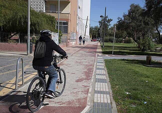 Un ciclista pasea por el carril en mal estado de Ronda de La Unión.