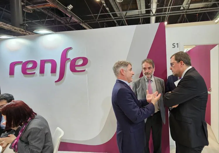 The mayor of Orihuela, Pepe Vegara (on the left), during his meeting with Renfe officials during the last edition of Fitur.