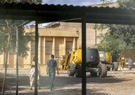 Obras para la retirada de amianto de un colegio de Cartagena en una imagen de archivo.