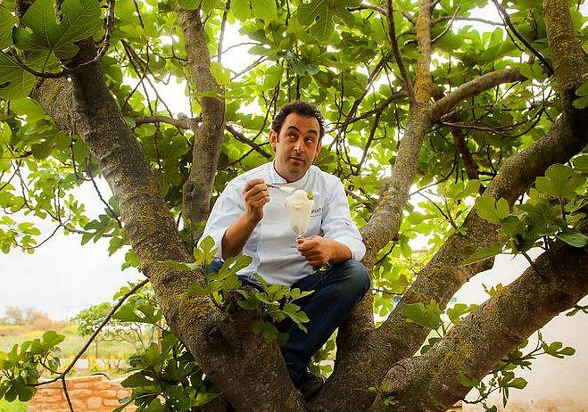 Fernando Sáenz se come una 'Sombra de higuera' bajo la higuera de su obrador.